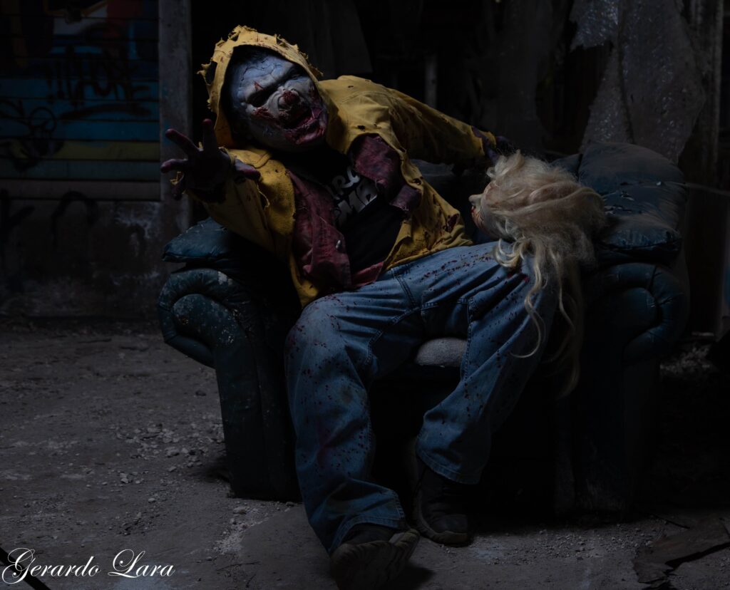 Foto de Chumoy Zombie Master sentado y alzando la mano par atraparte