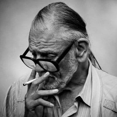 George A. Romero fumando