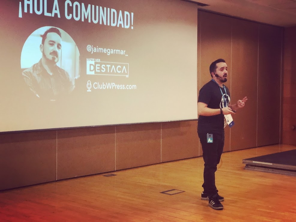 Jaime Gármar dando una charla sobre WordPress