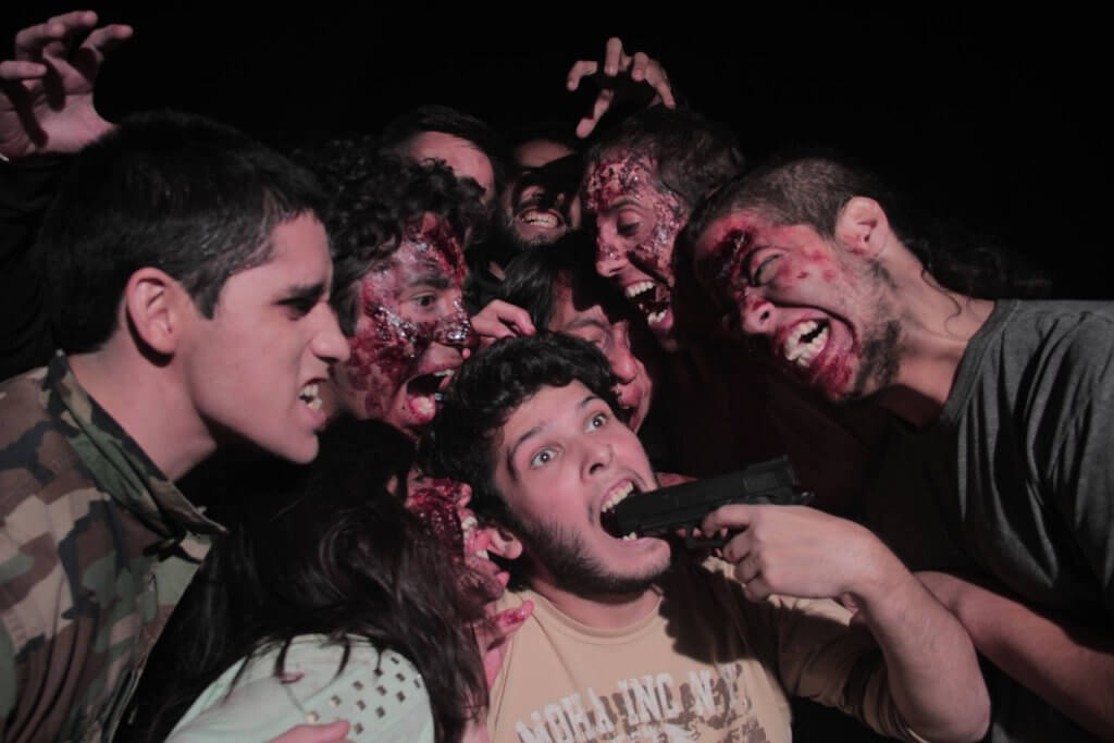 Juan Mirarchi rodeado por zombis