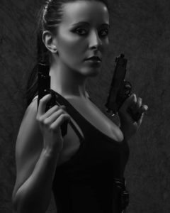 anniecatloren-con-pistolas