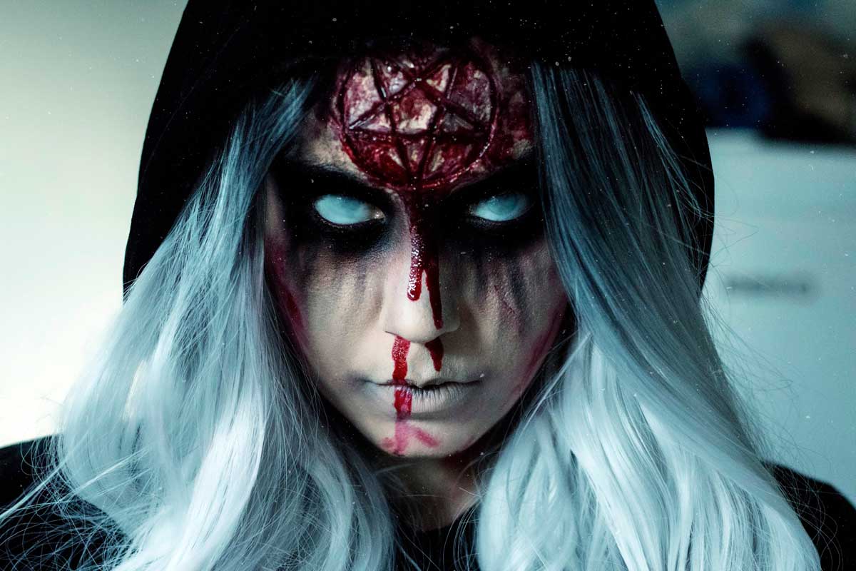 chica-demonio-noche-halloween-maquillaje-profesional.jpg