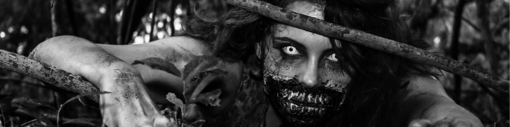 Chica disfrazada de zombie en blanco y negro