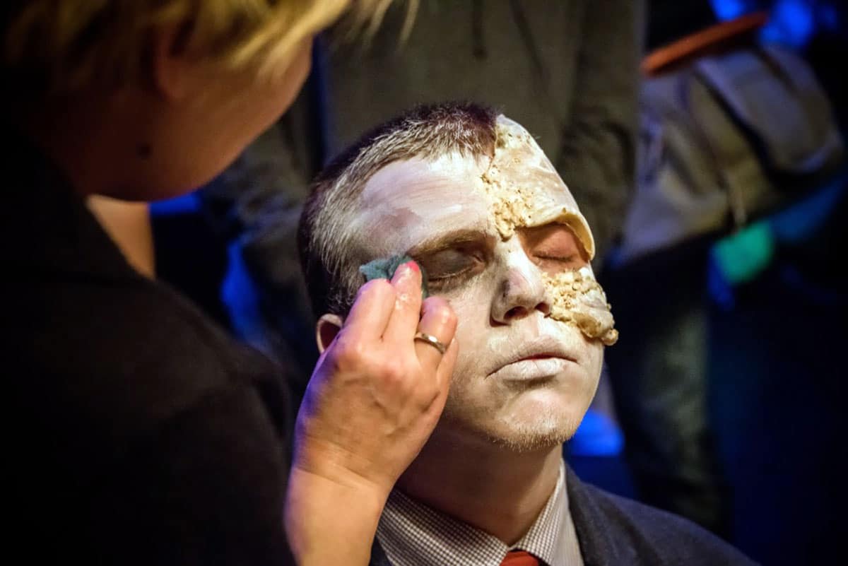 maquillaje-a-hombre-cara-muerto-viviente-halloween.jpg